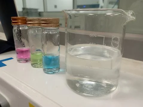 Sample bottles containing water with different pH levels Foto stock