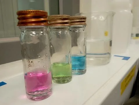 Sample bottles containing water with different pH levels Foto stock