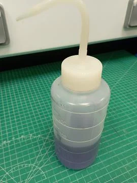 Sample bottles containing water with different pH levels Foto stock