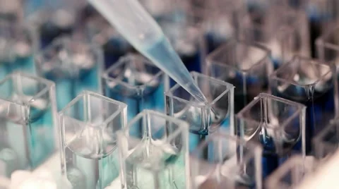 Sample filling in spectrophotometer cuvettes for analysis, close up. Slow motion Vídeos de archivo 68148394