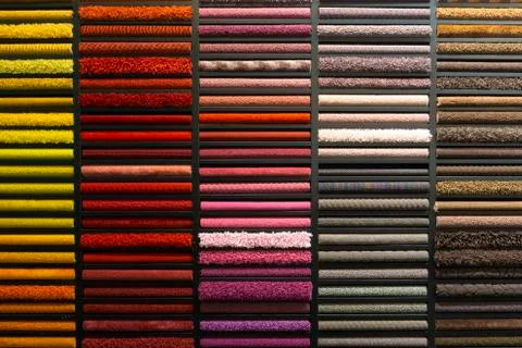 Samples of carpets of different colors on a stand in a store or production. M Foto stock