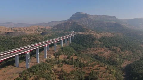 Samruddhi Mahamarg elevated highway across valley with mountain Vídeo Stock 336014658