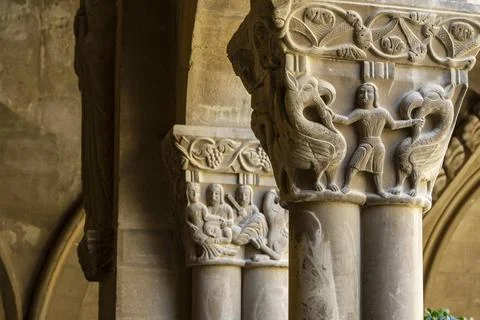 Samson kämpft Samson fighting, Romanesque capital in the cloister, San Ped.. Stock Photos