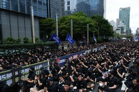 Samsung Electronics workers rally for better compensation system in Seoul, Korea Foto stock