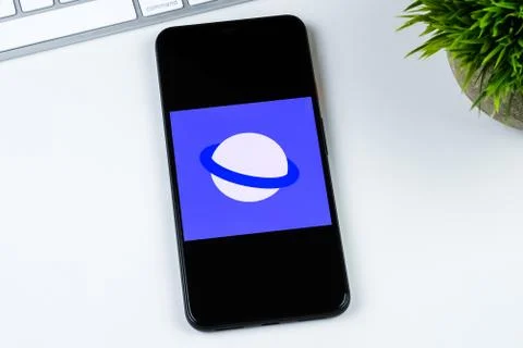 Samsung Internet Browser app logo on a smartphone screen Stock Photos