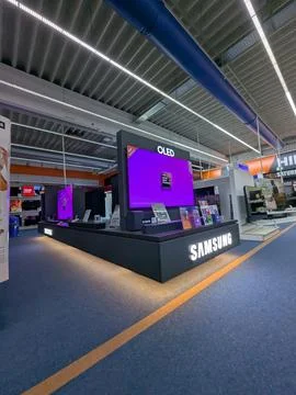 Samsung oled display in modern electronics store side view with sleek speak.. Foto stock