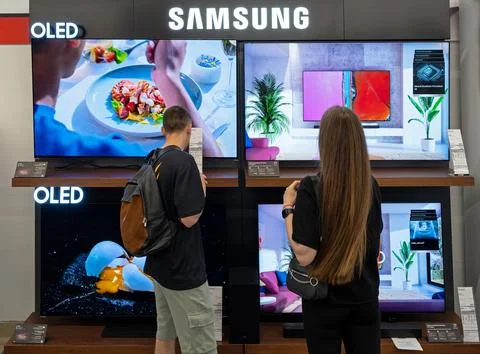 Samsung OLED TVs display at electronics store. Minsk, Belarus - November 6, 2024 Foto stock