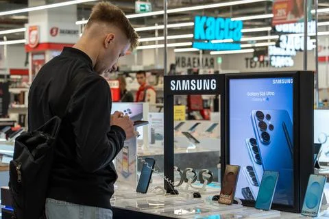 Samsung smartphone display in electronics store. Minsk, Belarus - March 14, 2026 Stockfoto's
