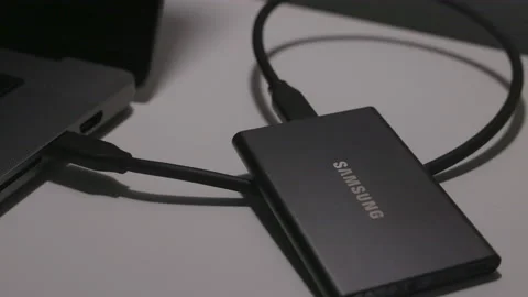 Samsung SSD Harddrive plugged in via USB-C in Apple Macbook Laptop 스톡 동영상 221944745