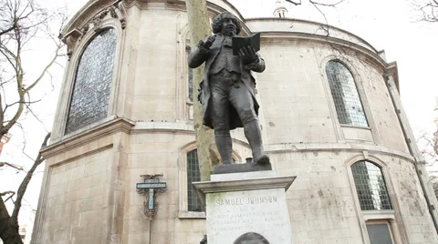 Samuel Johnson in front of St Clement Danes church Stock Footage 38462832
