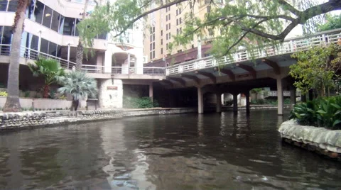 San Antonio River Flows Thru Texas City Downtown Riverwalk Vidéo 50267635