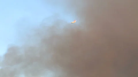 San Bruno fire 2010, plane circling above a thick cloud of smoke Video stock 1002673