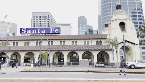 SAN DIEGO, CA - MARCH 12, 2025 - Historic Santa Fe Depot train station building Vídeos de archivo 345265568