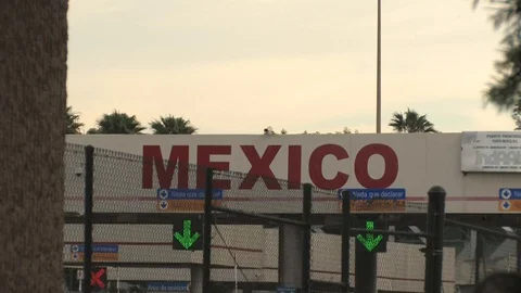 At the San Diego-Tijuana border. Vídeos de archivo 99080802