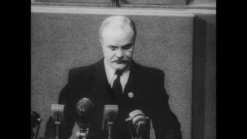 SAN FRANCISCO - 1945: Delegate Speaks at Garland-Draped Rostrum Stockbeeldmateriaal 342856520