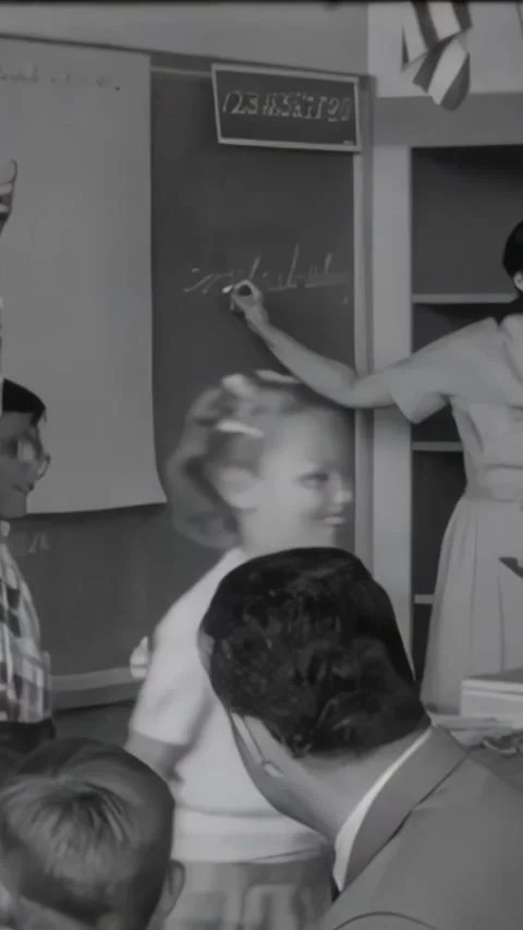 SAN FRANCISCO - 1952 - An elementary school teacher asks her students to define Vídeos de archivo 339494062