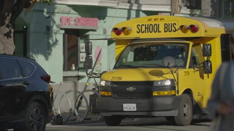 San Francisco, CA - Dec 10, 2024: Fixed shot of yellow school bus on street Vídeos de archivo 333576101