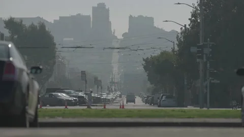 San Francisco, CA - Dec 15, 2024: Wide distant shot of very steep street Stockbeeldmateriaal 333580815