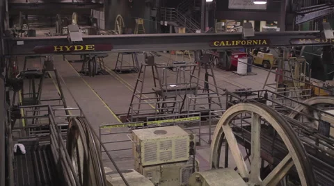 San Francisco Cable Car cable wheels turning next to street signs 스톡 동영상 60724294