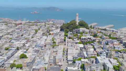San Francisco Coit Tower Lateral Aerial With Alcatraz and Bay Vídeo Stock 335446293