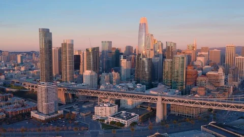 San Francisco skyline at sunset, featuring skyscrapers and highways. USA Vidéo 100458723