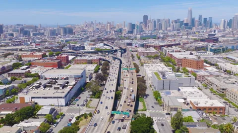 San Francisco SoMa Aerial Pullback View With Freeway and Downtown Skyline Видео 335346619