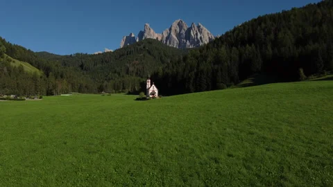 San Giovanni in Ranui St. John Church in Val di Funes Valley and Odle, Dolomites Video stock 208162901