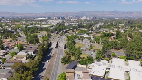 San Jose California Aerial Pullback View of Skyline and Freeway 库存影片 335333544