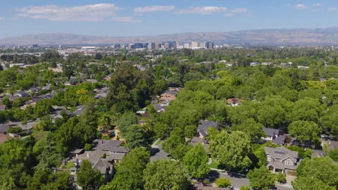 San Jose California Aerial Pullback View of Suburban Homes and Skyline 01 스톡 동영상 335334089