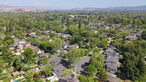 San Jose California Aerial Pullback View of Suburban Homes and Foothills 库存影片 335335591