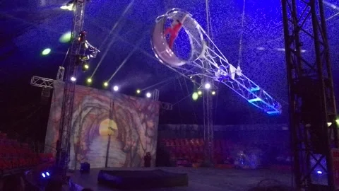 SAN JOSE DEL CABO BCS MEXICO-2022: Acrobat In Circus Walks On Circular Object. Stock Footage 204887392