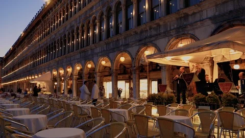San Marco square at night. Famous restaurant in Venice at the St. Mark's square Vidéo 128809637