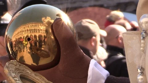 San Marco square reflected in a golden ball Video stock 105694690