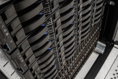 SAN Server Disk Cabinet In Rack At Datacenter Foto stock