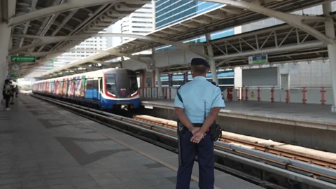 Sanam Pao BTS Skytrain pulling away station with masked security guard Vídeo Stock 241584170