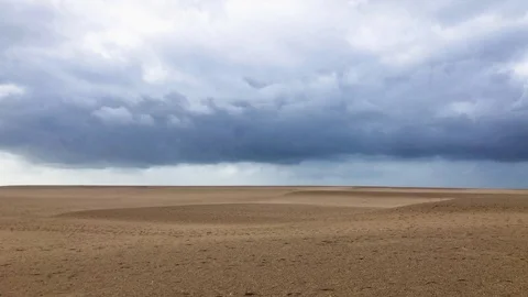 Sand and sky Stockbeeldmateriaal 104805714