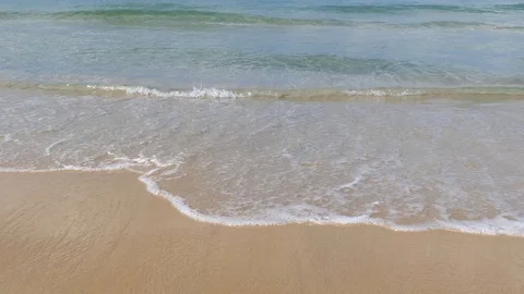 Sand and waves splashing the beach,crystal clear water phuket beach 库存影片 101104399