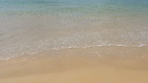 Sand and waves splashing the beach,crystal clear water phuket beach Vidéo 101237717