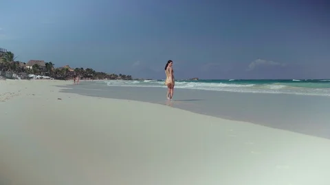 Sand beach and turquoise carribean sea on blue sky background. Stock-Footage 128945409