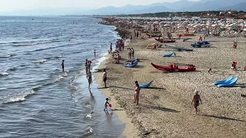 Sand beach rows of umbrellas and sunbeds on traditional beaches in Versilia. Stockbeeldmateriaal 340035297