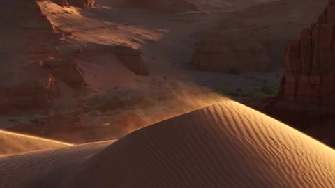 Sand blowing over dune in wind in red canyon, Gobi desert. Mongolia Vídeo Stock 231477252