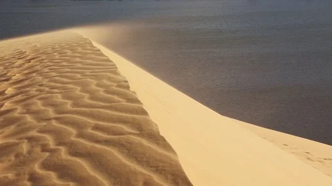Sand blowing over the dunes Video stock 70424297