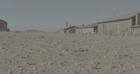 Sand blowing through abandoned desert village (12bit) 動画素材 252095750