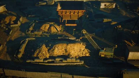 Sand conveyor for screening and separating from gravel and stones Ilustración de archivo