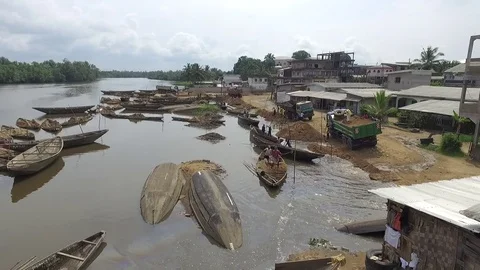 Sand divers working on their pirogues on Wouri river Stock Footage 81371062