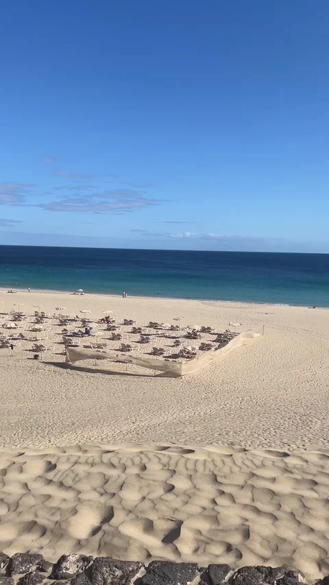 Sand dune beach promenade ocean reveal sailboat Morro Jable Fuerteventura HD Vídeo Stock 342028796