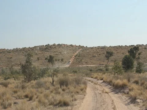 SAND DUNE CROSSING LONG SHOT 스톡 동영상 100413337