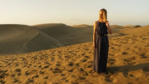 The sand dune lady 스톡 동영상 106187891