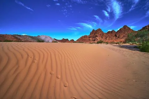 Sand Dune Patterns Red Rock Mountains and Dramatic Sky Nevada Desert Landscap 스톡 사진