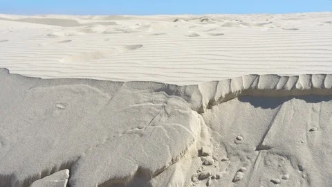 Sand erosion as a desert dune collapses in slow motion. Filmed on Red Camera. Vídeo Stock 116368181